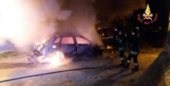 Notte di fuoco a Catanzaro, in fiamme abitazioni e auto