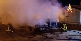 Isca sullo Ionio, incendio nella notte distrugge due auto