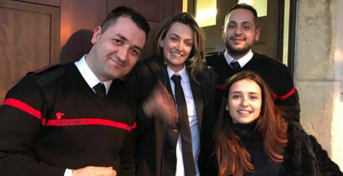 Valeria Castellano e Giulia Mascaro insieme ai carabinieri
