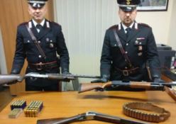 Sequestra due giovani minacciandoli con un fucile, arrestato dai carabinieri