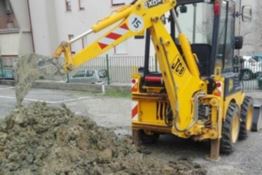 Soverato, riparazioni comunali con un escavatore confiscato alla ‘ndrangheta