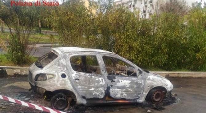 L’auto bruciata sotto la quale è stato trovato il corpo di Antonino Barresi