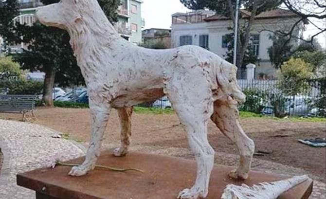 Roma, la statua del cane Angelo