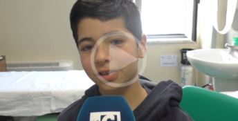 Il piccolo Manuel costretto a bucarsi le dita sei volte al giorno per i tagli alla sanità calabrese (VIDEO)