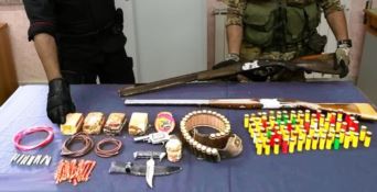 Armi ed esplosivi in un terreno a Chiaravalle, arrestato 50enne