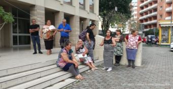 La protesta di alcune famiglie di etnia rom a Lamezia