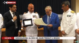 Salvarono 400 migranti: gli eroi del mare premiati a Reggio - VIDEO 