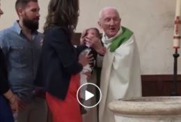 Bimbo piange al battesimo, il prete lo schiaffeggia - VIDEO -
