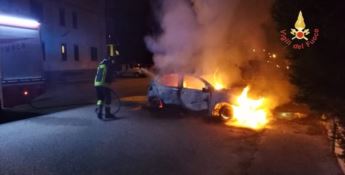 Auto in fiamme nella notte a Badolato