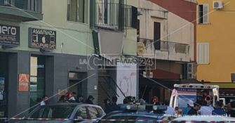 Crolla un balcone a Catanzaro, feriti gravemente quattro ragazzi