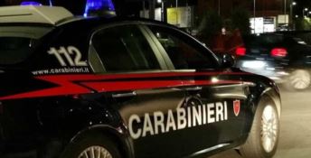 Forza posto di blocco e tenta di travolgere i carabinieri, arrestato