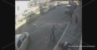 VIDEO SHOCK | Il momento del crollo del balcone a Catanzaro: in 5 cadono nel vuoto