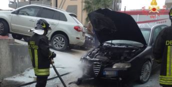 Auto in fiamme a Davoli, salvo il conducente