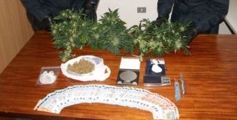 Catanzaro, con cocaina e marijuana in casa: arrestato 29enne