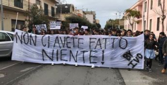 Locri, liceo classico vandalizzato: gli studenti scendono in piazza (VIDEO)
