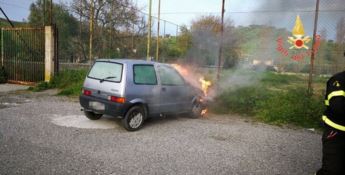 Auto in fiamme con il conducente a bordo: attimi di panico a Catanzaro