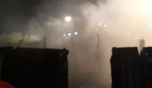 La baraccopoli di San Ferdinando avvolta dal fumo dell’incendio
