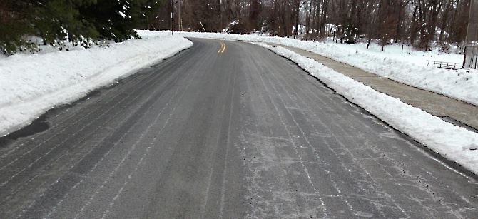 Strada con ghiaccio e neve