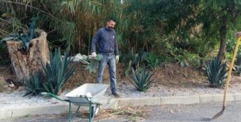 Il sindaco Macrì alle prese col giardinaggio - Foto tratta da Facebook