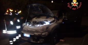 Auto in fiamme tra Chiaravalle e Petrizzi, il conducente riesce a mettersi in salvo