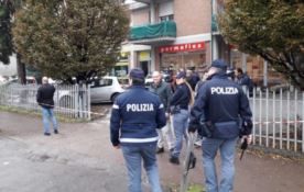 Ostaggi in ufficio postale, il sequestratore vuole parlare con Salvini