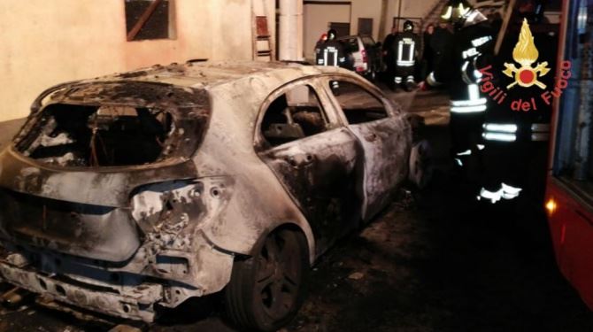 Auto in fiamme a Squillace 