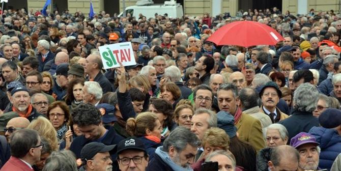 I manifestanti in piazza a Torino (foto Ansa)