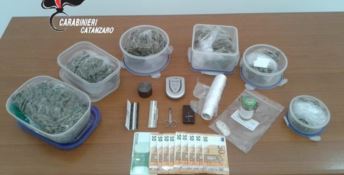 Marijuana ed ecstasy in casa, arrestato un 32enne catanzarese