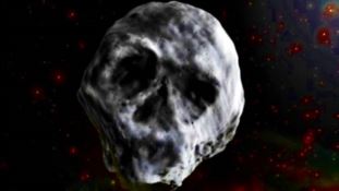 Lo strano asteroide a forma di teschio