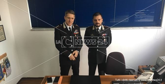 da sinistra: il comandante provinciale dei Carabinieri Alessandro Colella e il neo comandante di Crotone Francesco Esposito
