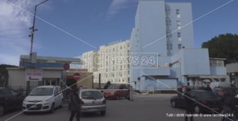 Crotone, ancora un'aggressione in ospedale: infermiera graffiata da una donna