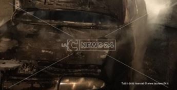 Auto distrutta da un incendio a Isca sullo Ionio