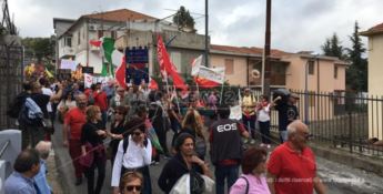 “Riace non si arresta”, 5mila persone sfilano in sostegno del sindaco Mimmo Lucano