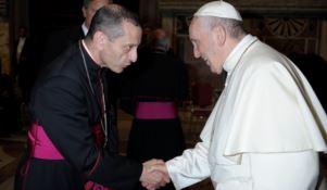 Monsignor Frank Caggiano insieme al Pontefice