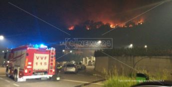 Catanzaro, a fuoco la collina di Cavita: i residenti lasciano le case