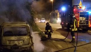 L’auto bruciata a Davoli