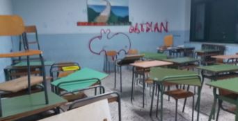 Raid vandalico in una scuola del Vibonese