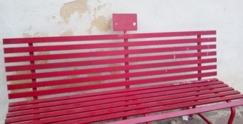 Distrutta targa sulla “Panchina Rossa” simbolo della lotta al femminicidio a Castrovillari