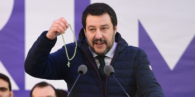 Il ministro Matteo Salvini mentre brandisce un rosario