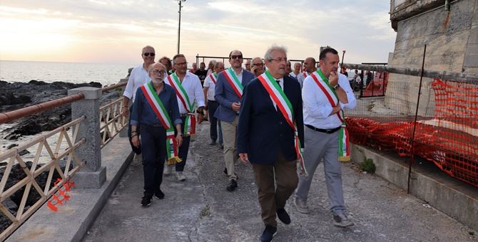Ernesto Magorno insieme ai sindaci del Tirreno cosentino nell’area portuale