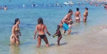 L’ambulante lavora, le mamme in spiaggia fanno da babysitter alla figlia