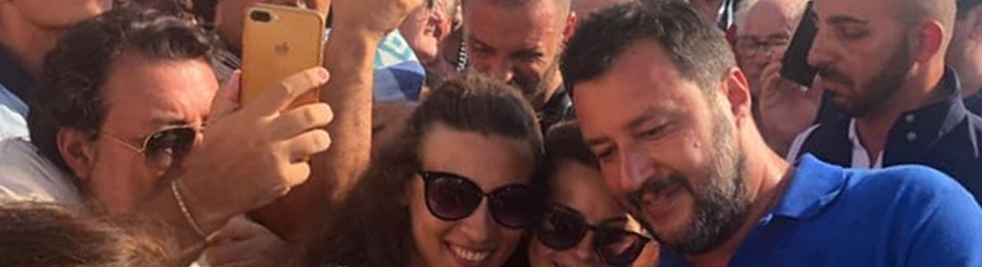 Selfie tra la folla