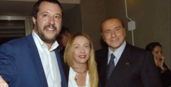 Per uscire dall'angolo il Cav lancia Santelli ma non convince Salvini