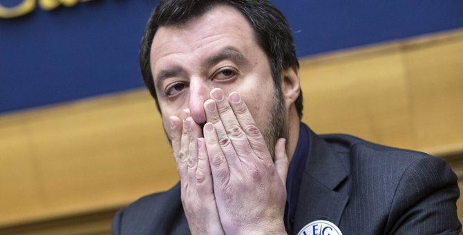 Salvini in difficoltà