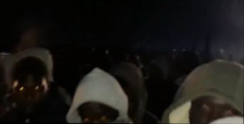 Fantasmi. Un frame del video girato dopo l’incendio di stanotte nella baraccopoli