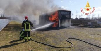 Incendio divampa nel parco eolico di Girifalco, ingenti i danni