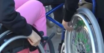 Due disabili in carrozzina