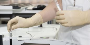 Coronavirus, lo studio: «Un esame del sangue potrà individuare i casi a rischio»