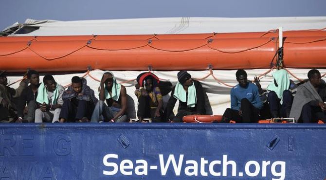 Migranti a bordo della nave, foto Ansa 