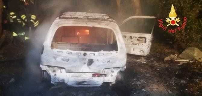 Incendio auto nel Catanzarese